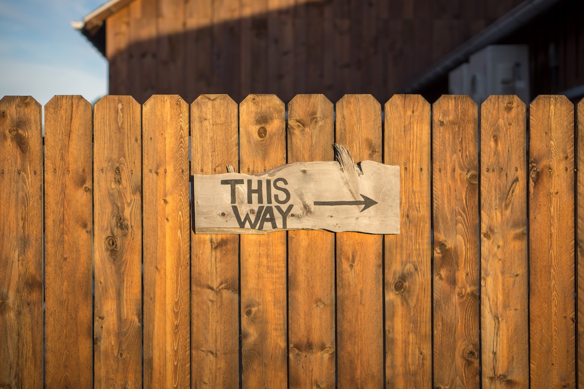 jamie-templeton-6gQjPGx1uQw-unsplash "This way" sign with arrow