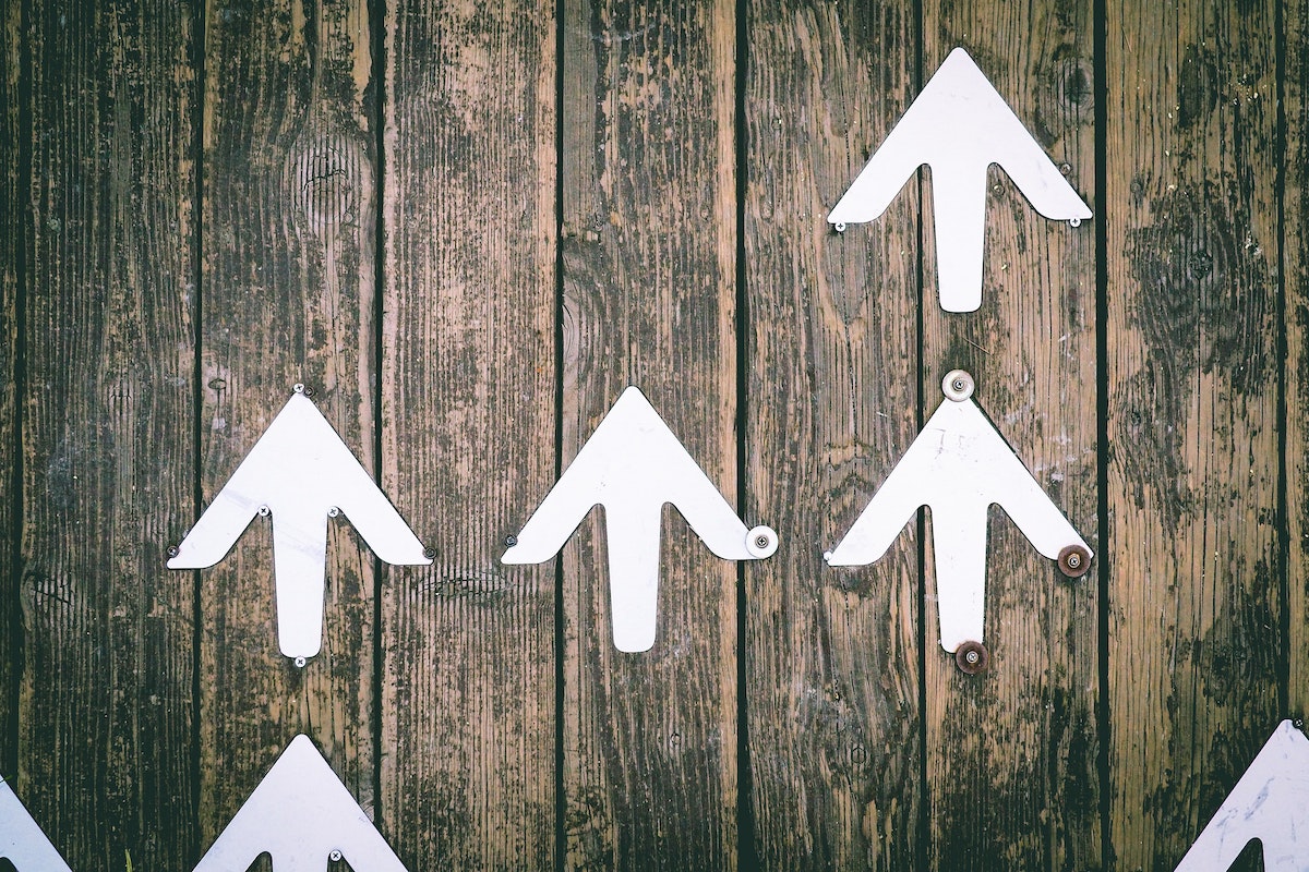jungwoo-hong-cYUMaCqMYvI-unsplash (1) White arrows pointing up