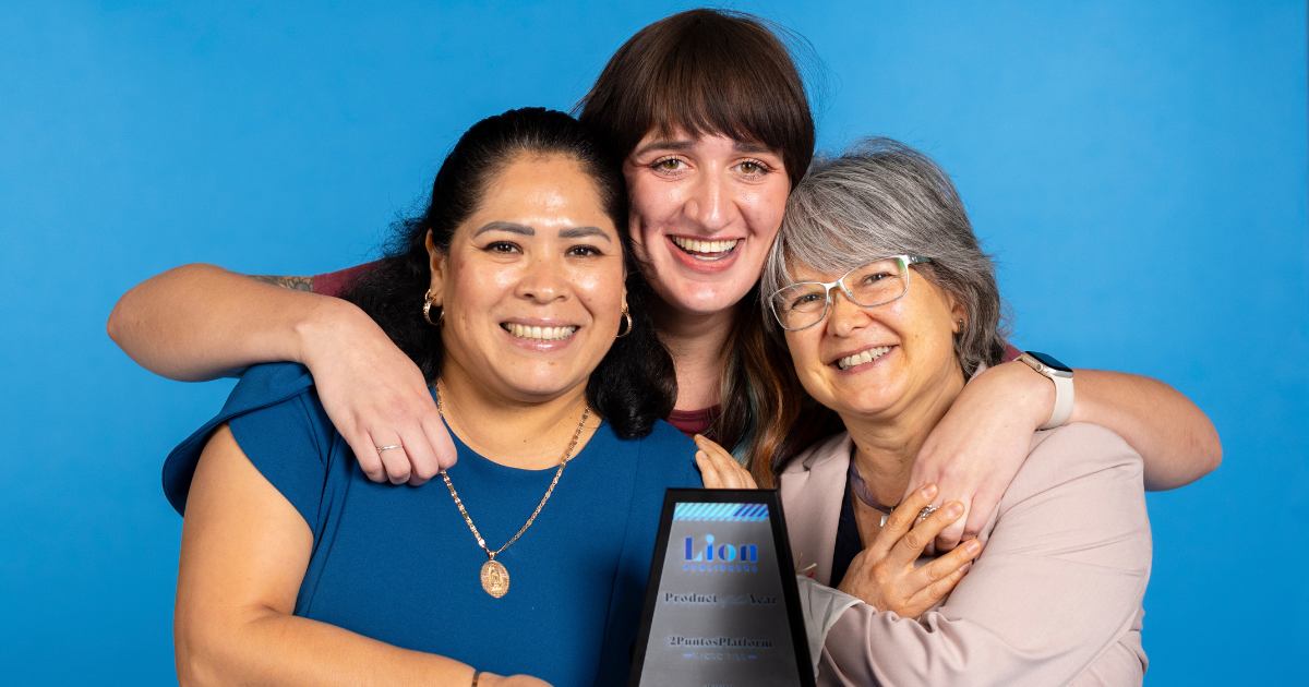 2Puntos Case Study Three women standing together holding an award